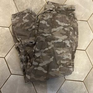 American Eagle High Rise Camo Baggy Cargo Jogger Pants